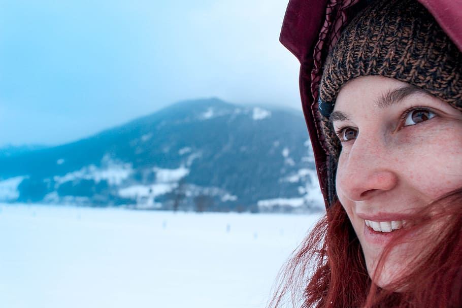 vinter, sne, kold, vinterlige, sne landskab, Skov, kvinde, sne himmel, frost, landskab, hvid, bjerge, snowfield, snedækket, portræt, en person, hovedskud, bjerg, varme tøj, kold temperatur, tøj, tæt på, smilende, kigger på kameraet, natur, lykke, dag, fokus på forgrunden, emotion, frisure, menneskeligt ansigt, smuk kvinde, 5K