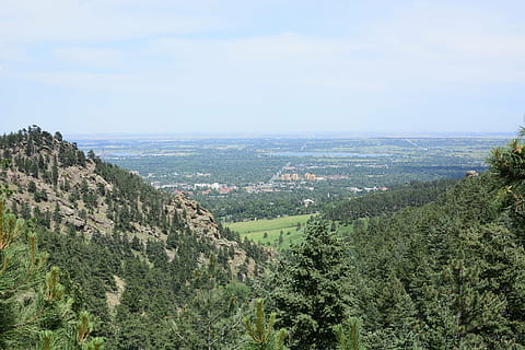masso, paesaggio, montagna, natura, albero, foresta, Paesaggi, pianta, cielo, ambiente, scenics - natura, bellezza nella natura, architettura, giorno, crescita, esterno dell'edificio, nessuno, città, struttura costruita, colore verde, all'aperto, vista dall'alto, scena tranquilla, paesaggio urbano, 2K, CC0, dominio pubblico, privo di copyright