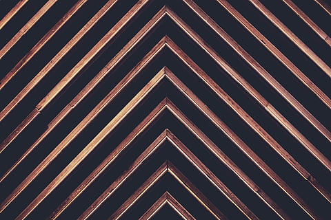triangular, negro, marrón, gráfico, Art º, beige, fondo de pantalla de chevron, modelo, textura, pirámide, triángulo, simetría, madera, papel pintado, escritorio, fondo, arquitectura, antecedentes, fotograma completo, estructura construida, nadie, vista de ángulo bajo, repetición, adentro, metal, iluminado, diseño, día, edificio, forma geometrica, forma, de cerca, techo, 8K, CC0, dominio público, libre de derechos
