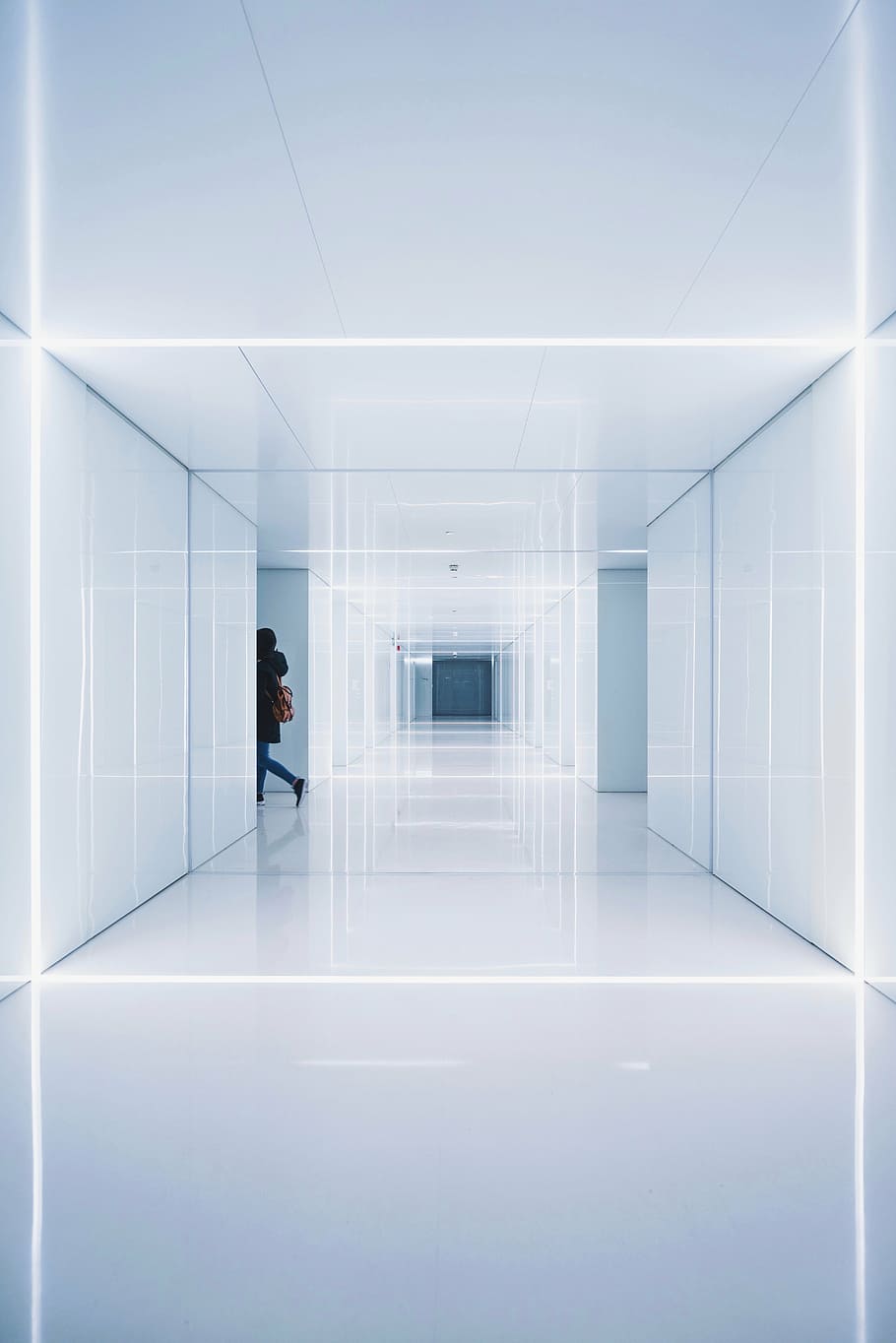 persona, para caminar, dentro, blanco, pasillo, arquitectura, edificio, estructura, establecimiento, simetría, gente, negocio, empresario, hombres, moderno, oficina, adentro, un solo hombre, Negocio corporativo, una persona, gente real, persona de negocios, estructura construida, material de vidrio, longitud total, adulto, estilos de vida, corredor, reflexión, 5K