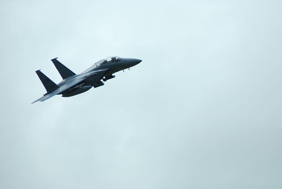grå, Kamp fly, mid, luft, fly, flyvende, transportmidler, luftfartøj, kampfly, transportform, himmel, militær, blå, kommerciel flyvemaskine, hastighed, luftfartsindustrien, Midt i luften, ingen mennesker, lav vinkel visning, på farten, bevægelse, militære flyvemaskine, natur, dag, kopiere plads, udendørs, luftvåben, 4K