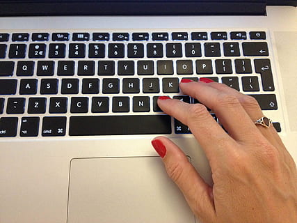maskinskrivning, bærbar, computer, menneskelig hånd, hånd, trådløs teknologi, tastatur, meddelelse, menneskelig kropsdel, computer tastatur, teknologi, forbindelse, computerudstyr, menneskelig finger, finger, kropsdel, en person, indendørs, brev, bruger bærbar computer, computer del, computer nøgle, 2K, CC0, offentligt domæne, royaltyfrie