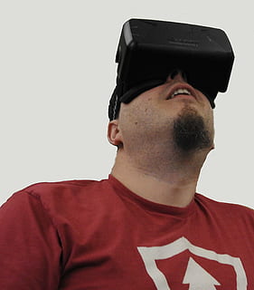 Virtual reality, mand, apparat, teknologi, vr, headset, han-, skæg, smilende, wearable, hovedskud, hvid baggrund, studio skud, portræt, en person, indendørs, unge mænd, ung voksen, forfra, tæt på, tøj, leder, sikkerhed, rød, ansigtshår, herrer, beskyttelse, kasket, uniform, regering, 2K, CC0, offentligt domæne, royaltyfrie