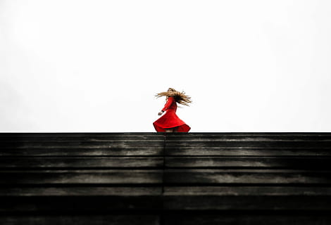 Stehen, Frau, rot, langärmliges Kleid, tagsüber, stehende Frau, frau in rot, rot lang, Ärmel, Kleid, eine Person, Frauen, Menschen, kaukasischer Abstammung, wunderschönen, junger Erwachsener, nur für Erwachsene, Erwachsene, nur eine frau, kopieren sie platz, Haar, Mode, die Architektur, echte Menschen, Tag, Lebensstile, Freizeitbeschäftigung, gebaute Struktur, Himmel, in voller Länge, Kleidung, Frisur, draußen, schöne Frau, 4K, CC0, gemeinfrei, lizenzfrei