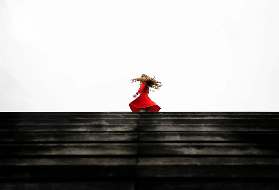 in piedi, donna, rosso, abito a maniche lunghe, giorno, donna in piedi, donna in rosso, rosso lungo, manica, vestito, donne, una persona, femmine, persone, etnia caucasica, bellissimo, giovane adulto, solo adulti, adulto, solo una donna, copia spazio, capelli, moda, architettura, persone reali, stili di vita, attività di svago, struttura costruita, cielo, lunghezza intera, capi di abbigliamento, acconciatura, all'aperto, bella donna, 4K