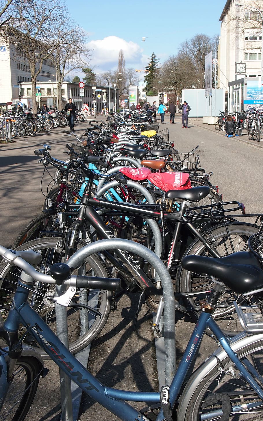 bicicleta, bicicletes, rodes, estudiants, uni, ciutat universitària de friburg, transport, manera de transport, ciutat, vehicle terrestre, arquitectura, exterior de l'edifici, estacionari, carrer, estructura construïda, dia, persones incidentals, aparcament, naturalesa, a l'aire lliure, edifici, arbre, carretera, en fila, roda, 4K