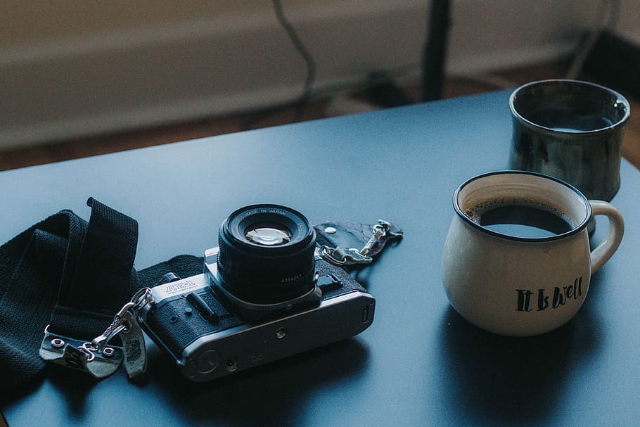 nero, fotocamera dslr, accanto, ceramica, tazza, pieno, caffè, grigio, macchina da presa, laid, tavolo, telecamera, bere, boccale, in casa, tecnologia, macchina fotografica - attrezzatura fotografica, nessuno, temi fotografici, vista dall'alto, natura morta, obiettivo - strumento ottico, avvicinamento, concentrarsi sulle conoscenze acquisite, cibo e bevande, testo, attrezzatura fotografica, contenitore, attrezzatura, gruppo di oggetti, Camera digitale, 4K