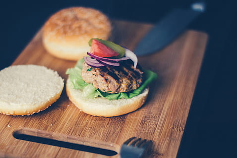 mělký, zaostřovací fotografie, burger sendvič, sloužil, hnědý, dřevěný, sekání, prkno, rozmazat, chléb, snídaně, buchty, hamburger, detail, Lahodné, večeře, jídlo, domácí výroba, listový salát, oběd, výživa, cibule, sendvič, Chutný, rajče, dřevěné prkénko, jídlo a pití, zeleniny, prkénko, Zdravé stravování, svěžest, dřevo - materiál, Fast Food, ovoce, uvnitř, připraven jíst, maso, nikdo, blahobyt, drdol, Svačina, zásobník, 2K, CC0, veřejná doména, bez autorských práv