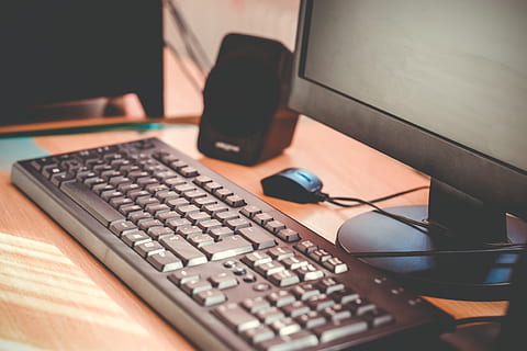 selectiv, focalizare fotografie, negru, legat cu frânghie, tastatura, birou, calculator, pc, tastatură, tastatură, tehnologie, PC, tastatură, tehnologie, laptop, ecran, Monitor, dispozitiv, digital, afişa, desktop-, echipament, informație, web, Internet, electronic, comunicare, Afaceri, tehnologia fără fir, masa, echipamente de calcul, în interior, mobila, conexiune, nici o persoana, mouse-ul computerului, Monitorul computerului, lumina soarelui, natură moartă, a închide, 4K, CC0, domeniu public, fără drepturi de autor