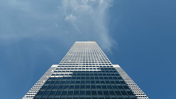 imponente rascacielos blanco, bajo, fotografía de ángulo, alto, edificio de subida, tiempo de día, edificio, rascacielos, arquitectura, estructura, ciudad, ventana, fachada, reflexión, exterior, moderno, urbano, cielo, construir, Montreal, céntrico, estructura construida, exterior del edificio, edificio de oficinas exterior, negocio, vista de ángulo bajo, altura maxima, torre, nadie, financiar, nube - cielo, azul, naturaleza, destinos de viaje, oficina, al aire libre, 5K, CC0, dominio público, libre de derechos