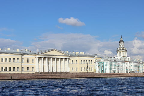 Peter, acqua, colonne, cielo, architettura, esterno dell'edificio, struttura costruita, nuvola - cielo, natura, nessuno, il passato, storia, destinazioni di viaggio, lungomare, giorno, costruzione, viaggio, città, turismo, cupola, governo, 5K, CC0, dominio pubblico, privo di copyright