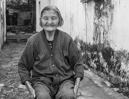 pose, tua, bagus, potret, hanya wanita, melihat kamera, hanya untuk orang dewasa, dewasa, satu orang, orang sungguhan, tampak depan, orang dewasa senior, gaya hidup, kegiatan waktu luang, hari, pakaian kasual, panjang tiga perempat, kedudukan, wanita senior, perempuan, struktur yang dibangun, Arsitektur, eksterior bangunan, di luar rumah, pakaian hangat, gaya rambut, 4K, CC0, domain publik, bebas royalti