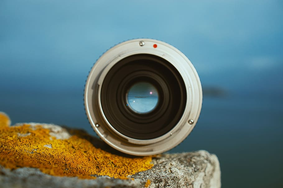 fotografi, kameralinsen, hvid, sort, grå, beton, overflade, linse, kamera, tech, gear, udstyr, tæt på, teknologi, kamera - fotografisk udstyr, ingen mennesker, fotografering temaer, objektiv - optisk instrument, vand, fokus på forgrunden, stilleben, blå, enkelt objekt, fotografisk udstyr, solid, metal, udendørs, objektiv - øje, selektiv fokusering, form, digitalt kamera, blå baggrund, 5K