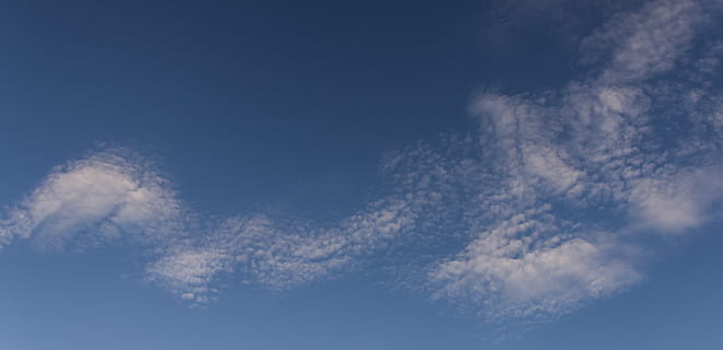 skyer, hvid, blå, fluffy, delikat, mønster, himmel, sky - himmel, baggrunde, cloudscape, natur, hvid farve, vind, atmosfære, ingen mennesker, skønhed i naturen, dag, miljø, ro, udendørs, kopiere plads, abstrakt, tjavsede, meteorologi, blødhed, renhed, klima, 4K, CC0, offentligt domæne, royaltyfrie