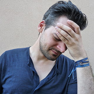 Mann, tragen, schwarz, Hemd im Henley-Stil, Kopfschmerzen, Bild, Stress, gestresster Mann, Person, Porträt, unzufrieden, eine Person, Kopfschuss, Emotionaler Stress, Hand, junger Erwachsener, Vorderansicht, Depression - Traurigkeit, Bart, Traurigkeit, Männer, Legere Kleidung, Gesichtsbehaarung, Kopf in Händen, junge Männer, Wandbau - Funktion, Erwachsene, Frisur, Betrachtung, 1080P, CC0, gemeinfrei, lizenzfrei