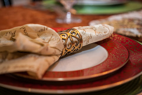 avvicinamento, posate, piatti, tavolo, tovagliolo, piatto, cibo e bevande, musica, cibo, messa a fuoco selettiva, nessuno, pasto, rosso, legno - materiale, alcool, mangiare sano, in casa, cultura artistica e intrattenimento, vino, formaggio, celebrazione, bicchiere di vino, bicchiere, vasellame, spuntino, vino rosso, cibo francese, 4K, CC0, dominio pubblico, privo di copyright
