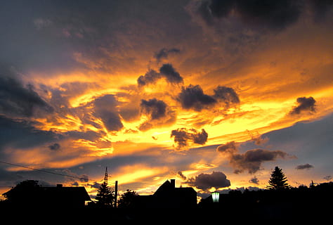 posta de sol, acollidor, núvols, cel, silueta, núvol - cel, escenics - natura, bellesa a la natura, color taronja, naturalesa, tranquil·litat, escena tranquil·la, cel dramàtic, cap gent, idíl·lic, arbre, arquitectura, a l'aire lliure, planta, estructura construïda, vista d’angle baix, fosc, cel romàntic, 2K, CC0, domini públic, lliure de regalies