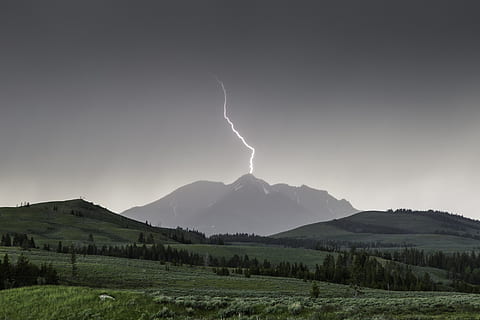 striscia di fulmini, montagna, fulmine, temporale, tempesta, tempo metereologico, nuvole, natura, pioggia, sciopero, elettricità, buio, tramonto, crepuscolo, sera, energia, shock, suggestivo, Parco Nazionale di Yellowstone, Wyoming, Stati Uniti d'America, America, potere in natura, cielo, bellezza nella natura, ambiente, nuvola - cielo, paesaggio, nessuno, scenics - natura, pianta, nuvola temporalesca, terra, segnale di pericolo, cartello, all'aperto, infausto, 1080P, CC0, dominio pubblico, privo di copyright