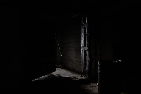 foscor, llum, minimalisme, foscor, llum, fosc, celler, fantasmal, abandonat, a l'interior, dolent, arquitectura, edifici, entrada, porta, cap gent, absència, por, horror, brutícia, habitació domèstica, estructura construïda, còpia espai, brut, ombra, material de fusta, 4K, CC0, domini públic, lliure de regalies