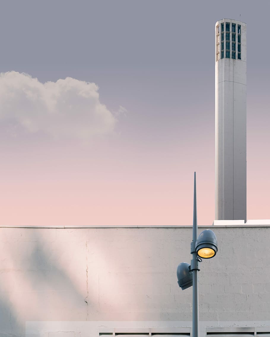 edifici de formigó blanc, blanc, edifici de torre, blau, cel, edifici, arquitectura, núvol, llum, publicació lleugera, netejar, resum, urbà, ciutat, mínim, minimalisme, pastel, rosa, paret, fons de pantalla hd, fons, llum solar, ombra, arquitectònic, exterior de l'edifici, estructura construïda, cap gent, núvol - cel, equips d’il·luminació, naturalesa, funció de construcció de parets, a l'aire lliure, dia, tecnologia, llum del carrer, seguretat, pol, carrer, posta de sol, 4K