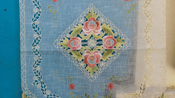 værk, broderi, håndarbejde, blonder, håndlavet, håndværk, tradition, cypern, Lefkara, mønster, dekoration, baggrunde, kulturer, mad, mad og drikke, direkte over, indendørs, ingen mennesker, sødt mad, friskhed, kreativitet, sund kost, design, hjerte form, studio skud, frugt, klar til at spise, sød, velvære, bord, bærfrugt, blomstermønster, fristelse, 4K, CC0, offentligt domæne, royaltyfrie