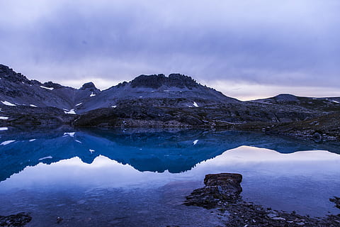 kold, sne, daggry, landskab, skyer, is, sø, bjerge, natur, udendørs, refleksioner, klipper, naturskøn, himmel, sten, solnedgang, vand, afspejling, bjerg, skønhed i naturen, scenics - natur, rolig scene, ro, sky - himmel, ingen mennesker, miljø, stående vand, ikke-urbane scene, bjergkæde, snedækket bjerg, lagune, 2K