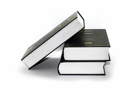 tre, sort, hardbound, bøger, bibliotek, stak, bunke, objekter, uddannelse, litteratur, symbol, viden, undersøgelse, lære, dække over, Læs, læsning, isolerede, hvid baggrund, studio skud, skåret ud, indendørs, Bestil, offentliggørelse, stilleben, ingen mennesker, tæt på, kopiere plads, sort farve, læring, hvid farve, enkelhed, metal, religion, indbundet bog, 4K, CC0, offentligt domæne, royaltyfrie