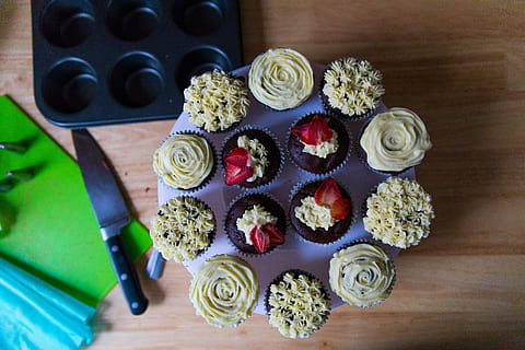 bulat, ungu, putih, Kue Mangkok, coklat, kayu, permukaan, flatlay, cupcake, Lapisan gula, buah, stroberi, makanan, makanan dan minuman, meja, dalam ruangan, makan sehat, kesegaran, tepat di atas, tidak ada orang, sayur-mayur, pilihan, tampilan sudut tinggi, talenan, bahan kayu, variasi, kesejahteraan, masih hidup, pisau dapur, kamar domestik, mengiris, 5K, CC0, domain publik, bebas royalti