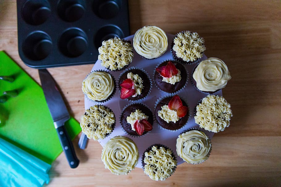 rund, lilla, hvid, cupcakes, Brun, træ-, overflade, flatlay, cupcake, glasur, frugt, jordbær, mad, mad og drikke, bord, indendørs, sund kost, friskhed, direkte over, ingen mennesker, grøntsag, valg, høj vinkel visning, skærebræt, træ - materiale, variation, velvære, stilleben, køkkenkniv, hjemlige værelse, skive, 5K