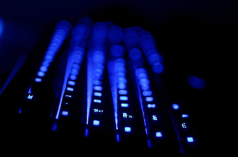 illuminato, blu, tastiera del computer, buio, tastiera, computer, tastiera, guidato, tastiera scura, computer, tecnologia, Internet, attrezzatura, chiave, gioco, mixer audio, studio di registrazione, musica, studio, controllo, avvicinamento, nessuno, in casa, attrezzatura per la registrazione del suono, equipaggiamento audio, notte, comunicazione, attrezzatura per l'illuminazione, cultura artistica e intrattenimento, pannello di controllo, girato in studio, elettricità, luce - fenomeno naturale, luce, sfondo nero, miscelazione, materiale elettrico, comunicazioni globali, 4K, CC0, dominio pubblico, privo di copyright