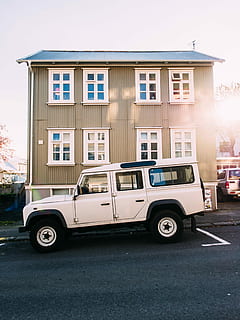 blanc, defensor terrestre suv, aparcat, frontal, marró, 3 pisos, Edifici de 3 pisos, gris, núvols, terra blanca, defensor terrestre, suv, història, edifici, cotxe, transport, vehicle terrestre, a l'aire lliure, carrer, 4x4, mode de transport, exterior de l'edifici, cap gent, manera de transport, arquitectura, estructura construïda, automòbil, ciutat, carretera, dia, finestra, estil retro, aparcament, cel, 4K, CC0, domini públic, lliure de regalies