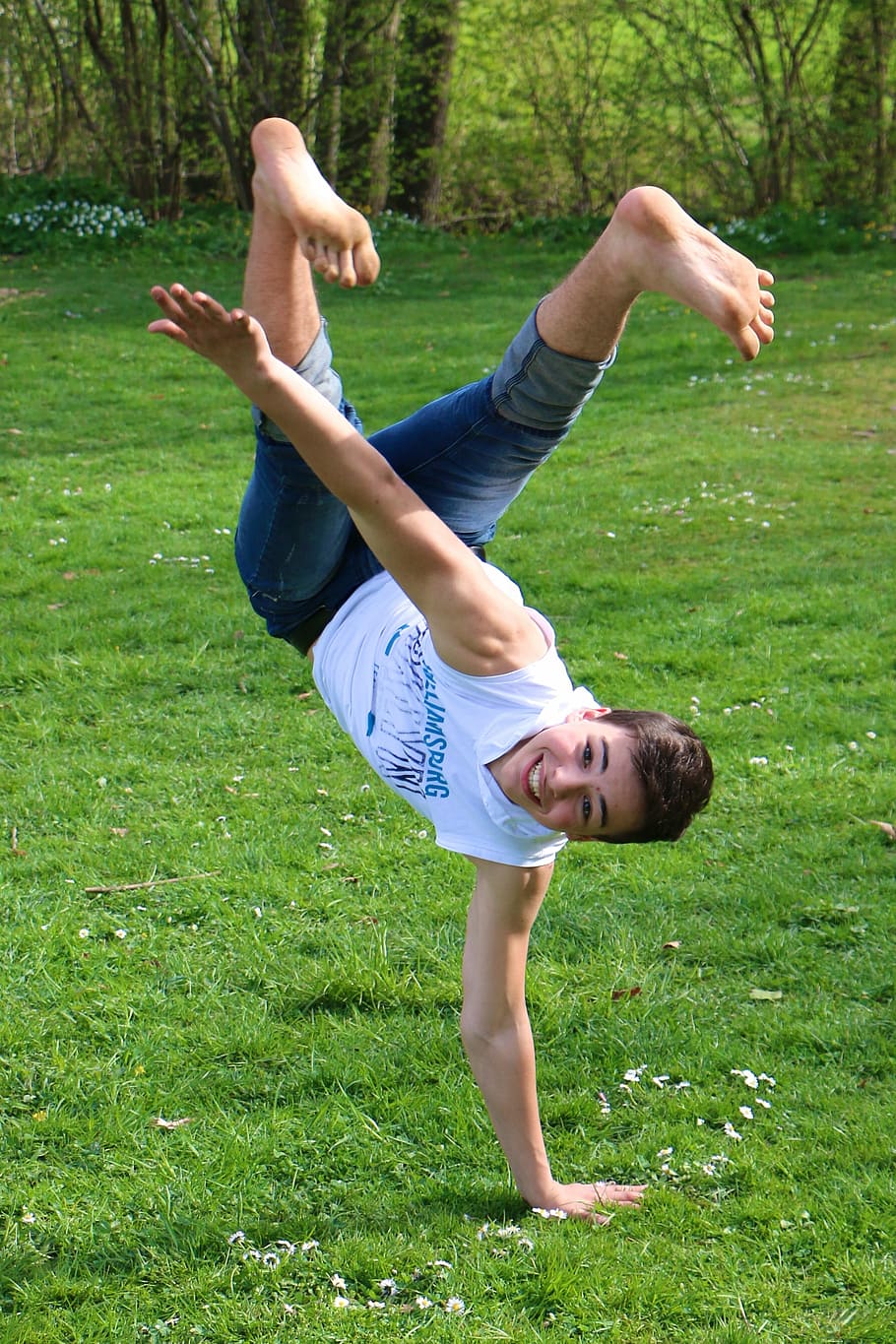 Mann tanzen, Gras, tagsüber, Mann, Tanzen, Wiese, Junge, Akrobatik, Break Dance, Lebensfreude, Bewegungsfreiheit, grüne Farbe, Yoga, nur für Erwachsene, barfuß, Menschen, Pflanze, in voller Länge, Freizeitbeschäftigung, ausüben, eine Person, Lebensstile, gesunder Lebensstil, Sport, Wohlbefinden, junger Erwachsener, Tag, Balance, Feld, echte Menschen, Legere Kleidung, draußen, 2K