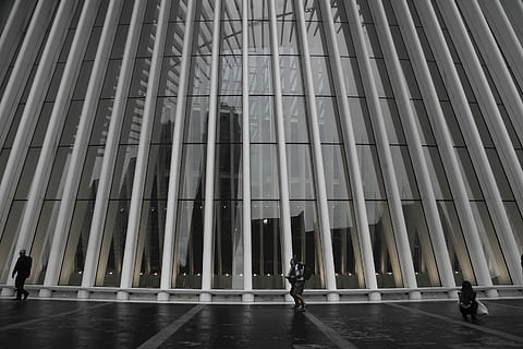pora, vaikščioti, priekyje, pastatas, asmuo, stovėti, bokštas, langai, architektūra, vyras, Patinas, atspindys, miestas, miesto vaizdą, Niujorkas, nyc, nenormalu, edificio, arquitectura, pastatyta struktūra, pastato išorė, realūs žmonės, žmonių, visas ilgis, architektūrinis stulpelis, dieną, gyvenimo būdą, vyrai, modelį, modernus, Laisvalaikio veikla, suaugusiųjų, moterys, atsitiktinių žmonių, 2K, CC0, Viešasis domenas, nemokamai