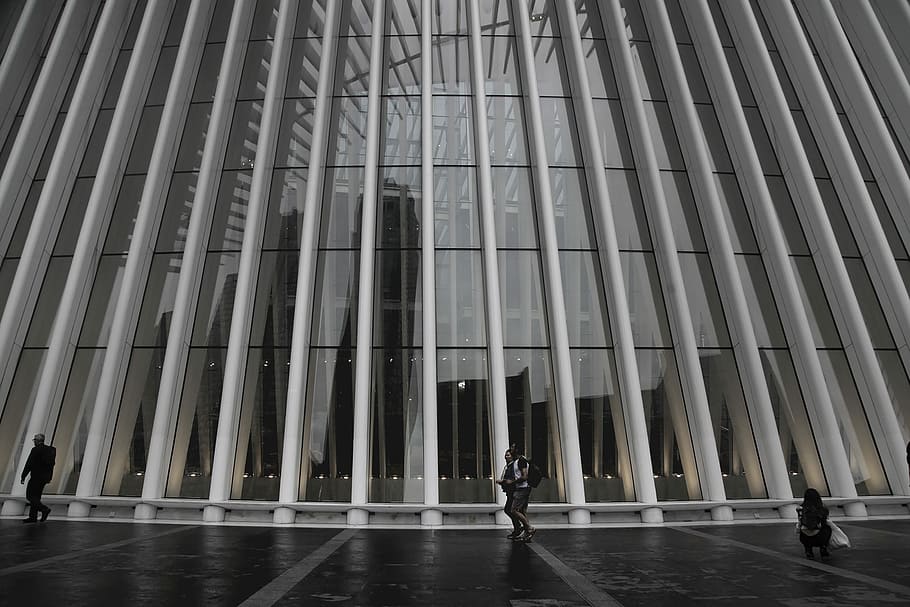 parella, caminar, frontal, edifici, persona, de peu, torre, finestres, arquitectura, home, masculí, reflexió, ciutat, paisatge urbà, nova York, nyc, boig, estructura construïda, exterior de l'edifici, persones reals, gent, longitud completa, columna arquitectònica, dia, estils de vida, homes, patró, modern, activitat d'oci, adult, dones, persones incidentals, 2K