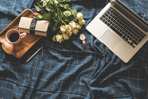 eben, legen, Fotografie, MacBook, Profi, Brieftasche, sehen, Kaffee, Tablett, Strauß, Blume, neben, Blütenblatt Blume, analog, Zuhause, rustikal, Flatlay, Blau, Rose, Wochenende, Laptop, Becher, Decke, gemütlich, Zeit, studieren, Arbeit, Computer, kabellose Technologie, Technologie, Kommunikation, Tabelle, High Angle View, Verbindung, drinnen, Pflanze, tragbares Informationsgerät, blühende Pflanze, Getränk, direkt darüber, Erfrischung, Frische, keine Leute, Essen und Trinken, Tastatur, mit laptop, 5K, CC0, gemeinfrei, lizenzfrei