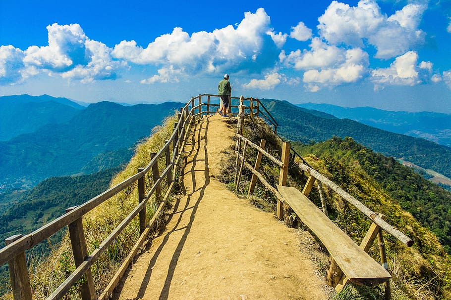 Foto, Mann, Stehen, Cliff, Hintergrund, Bank, Wolken, extrem, Zaun, Nebel, Wald, hoch, Wanderung, Hügel, idyllisch, Landschaft, Berge, Person, szenisch, Sicht, Himmel, Thailand, oben, Tourismus, still, Reise, Bäume, Urlaub, Aussicht, wolke - himmel, Berg, Natur, die Architektur, Tag, Szenen - Natur, Umgebung, gebaute Struktur, Geländer, Schönheit in der Natur, Richtung, Land, der Weg nach vorn, Nicht-städtische Szene, Ruhe, ruhige Szene, eine Person, draußen, Gebirge, Steg, 2K