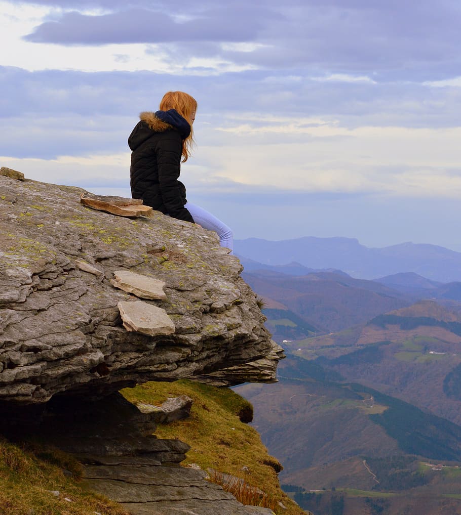 kvinde, sidder, klint, bjerg, tænker, baggrund, meditation, natur, udendørs, vandring, bjergtop, rock-objekt, mennesker, en person, klippe, himmel, rigtige mennesker, sky - himmel, skønhed i naturen, fritidsaktivitet, solid, fuld længde, livsstil, scenics - natur, bjergkæde, ikke-urbane scene, ro, Kvinder, rolig scene, kigger på visning, 4K