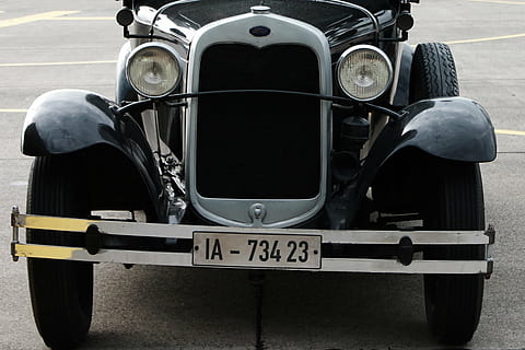 Oldtimer, Auto, altes Auto, Scheinwerfer, Ford, Transport, Landfahrzeug, Straße, Motor, Geschwindigkeit, Chrom, Rad, Transportmittel, Motorrad, Zeichen, Sportrennen, Sicherheit, Schutz, Kommunikation, Text, Wettbewerb, Sporthelm, Sport, Helm, Kopfbedeckungen, Nahansicht, Motorsport, Sturzhelm, Reifen, Autorennbahn, 2K, CC0, gemeinfrei, lizenzfrei