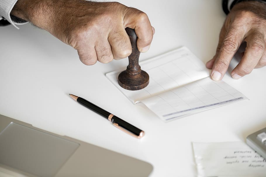 Mann, holding, brun, tre, stemple, penn, menneskelig hånd, hånd, menneskelig kroppsdel, én person, innendørs, menn, bord, voksen, okkupasjon, papir, skriving, nærbilde, kreativitet, kunst og Håndverk, hanner, håndverket, ferdighet, meisel, 5K