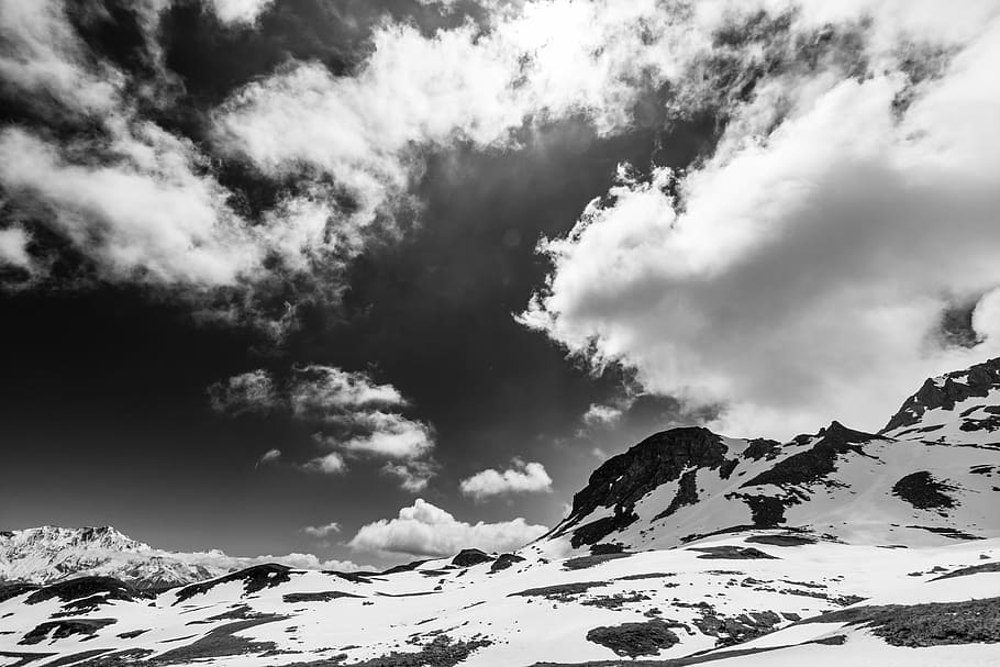 wolkig, Berg, Himmel, Schnee, Frühling, Winter, Weiß, schwarz, sonnig, Sonne, hell, Helligkeit, Landschaft, Natur, draussen, Wolken, Sommer-, Sonnenaufgang, Wolkengebilde, Szene, Horizont, Welle, Sonnenlicht, Wetter, Panorama-, Jahreszeit, Licht, Tag, Panorama, Umgebung, weiter Ausblick, weiter Winkel, breit, Luft, Wind, Gipfel, europäische alpen, draußen, szenen, wolke - himmel, Schönheit in der Natur, Szenen - Natur, kalte Temperatur, Gebirge, keine Leute, schneebedeckter Berg, Ruhe, ruhige Szene, Nicht-städtische Szene, 5K