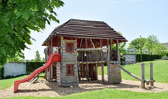 speelplaats, speeloppervlak, glijbaan, leuke activiteit, vrije tijd, ruimte, kinderspeelplaats, spelapparaat, spelen, pret, stormloop, kinderen, speelgoed, beklimmen, touw, ingebouwde structuur, huis, buitenkant van het gebouw, architectuur, boom, fabriek, dag, natuur, geen mensen, zonlicht, groene kleur, hemel, park, park - door de mens gemaakte ruimte, slide - speel apparatuur, gras, rood, land-, buitenshuis, outdoor speeltoestellen, klimrek, 5K, CC0, publiek domein, royaltyvrij