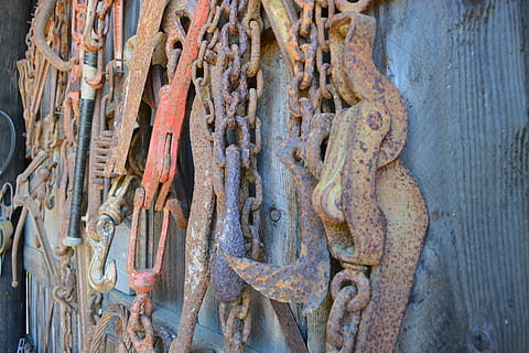 logare, instrumente de logare, instrument, lanţ, epocă, oregon, metal, ruginit, zi, nici o persoana, erodate, deteriorare, declin, dărâma, abandonat, vechi, a închide, deteriorat, lemn - material, agăţat, în aer liber, cadru complet, fundaluri, învechit, grup mare de obiecte, fier, 5K, CC0, domeniu public, fără drepturi de autor