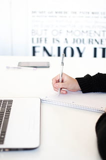 persona, scrittura, bianca, foderato, carta, il computer portatile, Mela, macbook, computer, del browser, ricerca, studia, scuola, attività commerciale, lavoro, scrivania, mano, penna, una persona, mano umana, tavolo, tecnologia, in casa, apprendimento, parte del corpo umano, comunicazione, mobilia, formazione scolastica, tecnologia wireless, alunno, detenzione, tastiera, bloc notes, usando il portatile, studiando, 5K, CC0, dominio pubblico, privo di copyright