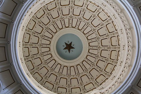 sostre, arquitectura, decoració, decoratiu, rodó, cercle, luxe, contemporani, textura, Capitoli, edifici, austin, texas, ornamentat, interior, lloc famós, forma, forma geomètrica, a l'interior, patró, estructura construïda, cap gent, cúpula, disseny, dia, directament a sota, viatjar, forma d'estrella, vehicle aeri, el passat, vista d’angle baix, avió, 5K, CC0, domini públic, lliure de regalies