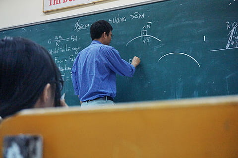 dones, blau, camisa de vestir, persona, celebració, guix, escriure, pissarra, home, classe, aula, Conferència, educació, aprenentatge, escola, edifici escolar, matemàtiques, vista del darrere, professor, estudiant, homes, a l'interior, adult, gent, arquitectura, ensenyament, fórmula, edifici, mascles, estudiar, complexitat, professora, adolescent, 5K, CC0, domini públic, lliure de regalies