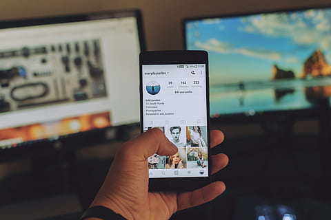 osoba posiadająca smartphone, osoba, trzymać, Android smartphone, relacja na żywo, dzielić, redakcyjny, technologia, Internet, monitor komputerowy, podróżować, technologia bezprzewodowa, ludzka ręka, wyświetlacz ciekłokrystaliczny, ekran dotykowy, inteligentny telefon, wyświetlacz cyfrowy, dłoń, porozumiewanie się, zbliżenie, część ludzkiego ciała, skupić się na pierwszym planie, prawdziwi ludzie, połączenie, jedna osoba, przenośne urządzenie informacyjne, styl życia, ekran, telefon komórkowy, woda, wewnątrz, 5K, CC0, domena publiczna, darmowe zdjęcia
