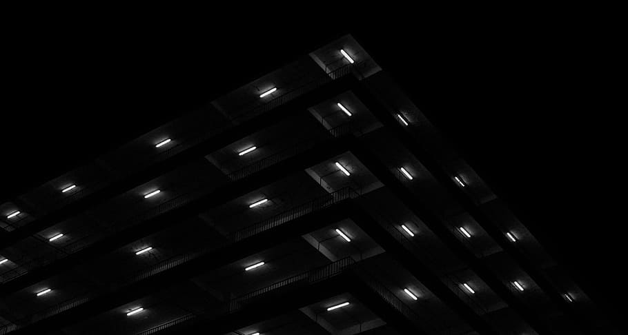 La notte scura, edificio in cemento illuminato, notte, cielo, modello, buio, luci, architettura, nessuno, struttura costruita, costruzione, esterno dell'edificio, di fila, città, illuminato, natura, Inquadratura dal basso, moderno, girato in studio, grande gruppo di oggetti, finestra, all'aperto, 4K