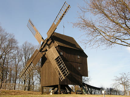 mulino a vento, post mill, vento, mulino, storicamente, nostalgico, vecchio, architettura, ala, albero, cielo, energia rinnovabile, energia alternativa, albero nudo, energia eolica, combustibile e produzione di energia, natura, conservazione dell'ambiente, struttura costruita, pianta, turbina eolica, ambiente, turbina, mulino a vento tradizionale, Inquadratura dal basso, giorno, nessuno, paesaggio, all'aperto, 2K, CC0, dominio pubblico, privo di copyright