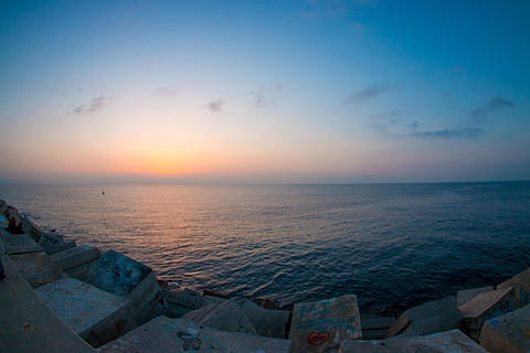 posta de sol, platja, paisatge, vespre, posta de sol, platja, ser, sol, onades, embarcacions, mar, horizont, llum solar, whater, aigua, escenics, horitzó sobre l’aigua, bellesa a la natura, cel, horitzó, escenics - natura, tranquil·litat, escena tranquil·la, blau, núvol - cel, naturalesa, terra, paisatge marí, horitzó urbà, cap gent, idíl·lic, 5K, CC0, domini públic, lliure de regalies