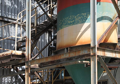 fabbrica, barile, costruzione, ruggine, le scale, scala di emergenza, metallo, chiuso, metallico, ascensore, contenitore, industriale, centrale termica e elettrica combinata, il design del, nessuno, industria, architettura, giorno, struttura costruita, all'aperto, Inquadratura dal basso, natura, arrugginito, mezzi di trasporto, ringhiera, scala, luce del sole, acqua, connessione, esterno dell'edificio, combustibile e produzione di energia, vecchio, 4K, CC0, dominio pubblico, privo di copyright